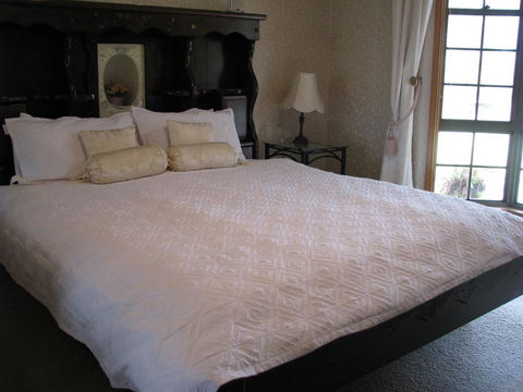 Hill Top Country Guest House - Mackay Tourism 0