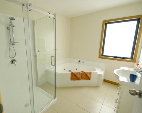 Hill Top Retreat Self Contained Accomodation - Mackay Tourism 1