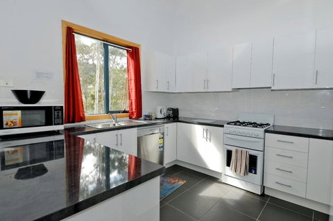 Hill Top Retreat Self Contained Accomodation - Mackay Tourism 0