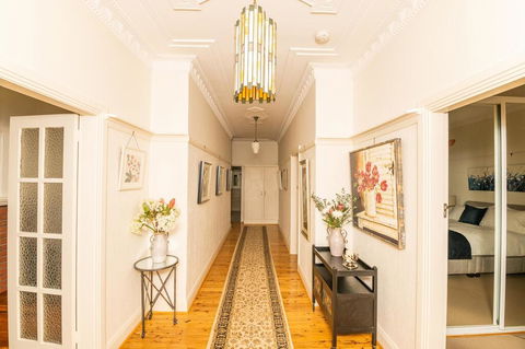 Hillside Cottage  Comfy, Spacious, Walk To CBD & Stannies - Mackay Tourism 0