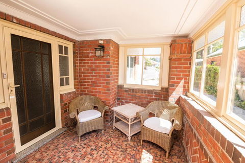 Hillside Cottage  Comfy, Spacious, Walk To CBD & Stannies - Mackay Tourism 2