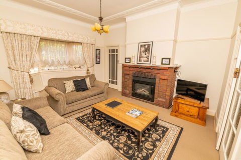 Hillside Cottage  Comfy, Spacious, Walk To CBD & Stannies - Mackay Tourism 1