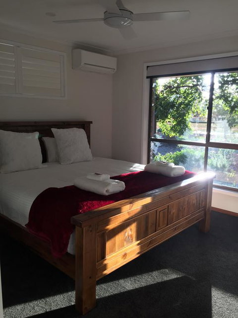Holly House BnB - Mackay Tourism 0