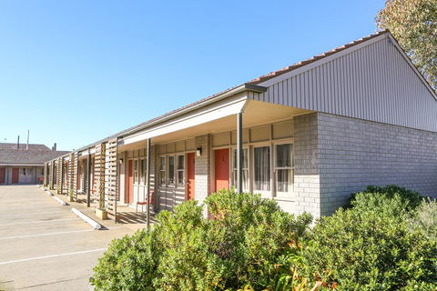 Hotel Canobolas Motel And Units - Mackay Tourism 0