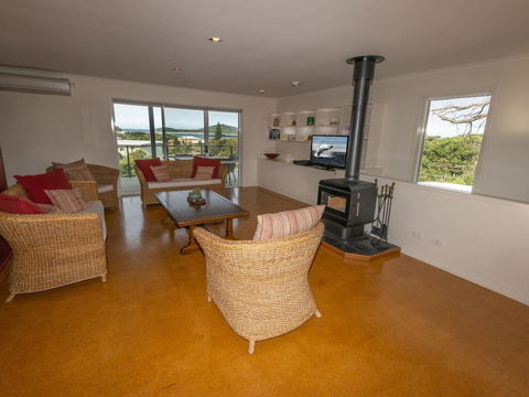Island View - 80 Lentara St - Large Family Home, Pool, WIFI And Sweeping Views Of Fingal - Mackay Tourism 1