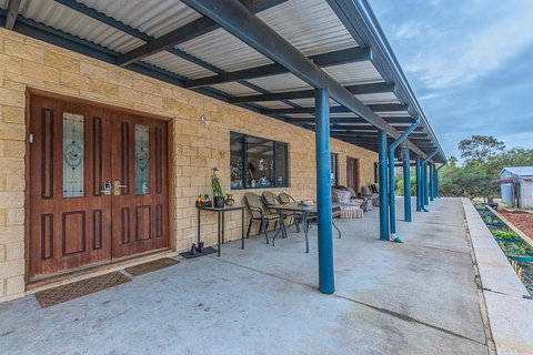 Kangaroo Lake Homestead - Mackay Tourism 2