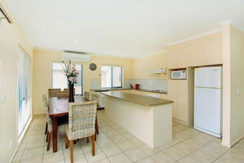 Kava Villa Cowes - Mackay Tourism 3
