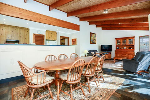 Kestrel Lodge Port Willunga - Mackay Tourism 2