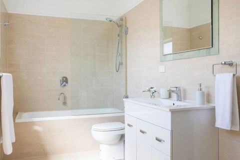 Kinross Cottage - Neat And Stylish, Sleeps 9 - Mackay Tourism 2