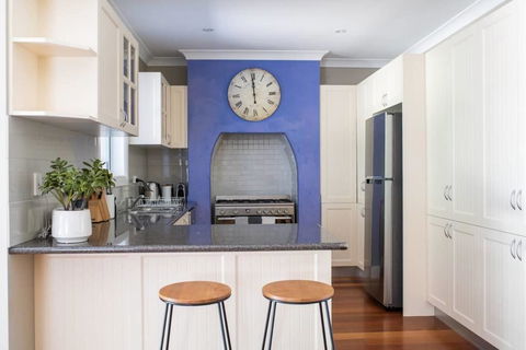Kinross Cottage - Neat And Stylish, Sleeps 9 - Mackay Tourism 1