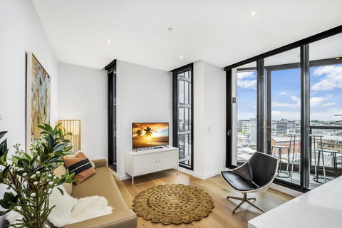 KOZYGURU FORTITUDE VALLEY DESIGNER GRADE 2 BED APT FREE PARKING QFV179-1401 - Mackay Tourism 3