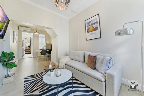 KOZYGURU SYDNEY CBD DARLINGHURST SPLIT LEVEL 2 BEDROOM TOWNHOUSE NDA023 - Mackay Tourism 3