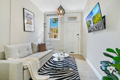 KOZYGURU SYDNEY CBD DARLINGHURST SPLIT LEVEL 2 BEDROOM TOWNHOUSE NDA023 - Mackay Tourism 0