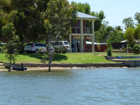 Lake Boga Waterfront Holiday House - Mackay Tourism 0