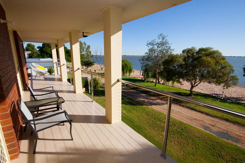 Lake Boga Waterfront Holiday House - Mackay Tourism 1