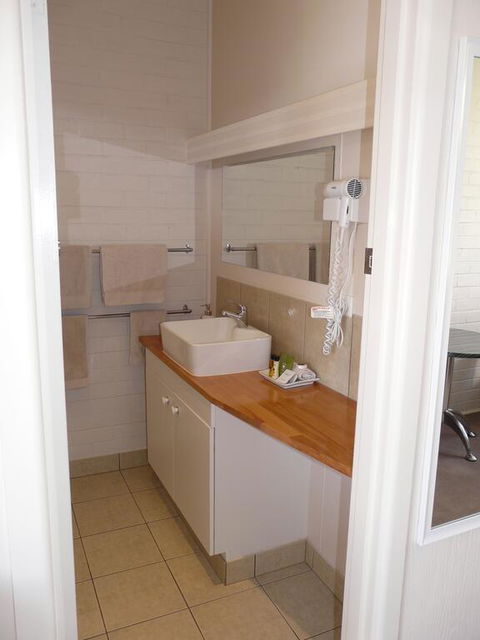 Lake Bolac Motel - Mackay Tourism 2