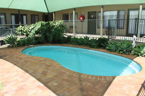 Lake Forbes Motel - Mackay Tourism 1