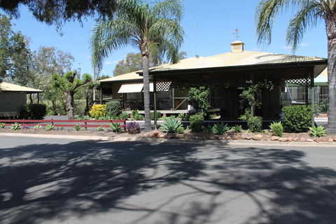 Lake Forbes Motel - Mackay Tourism 0