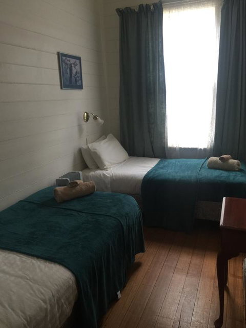Lake Leake Inn - Mackay Tourism 2