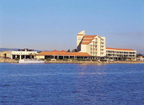 Lakes Hotel - Mackay Tourism 0