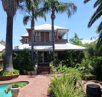 Lakeside Bed  Breakfast - Mackay Tourism