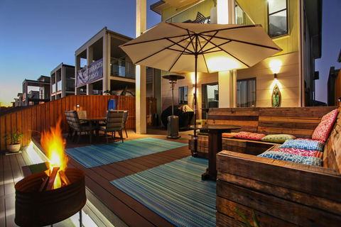Lakeside Deck House - Mackay Tourism 2