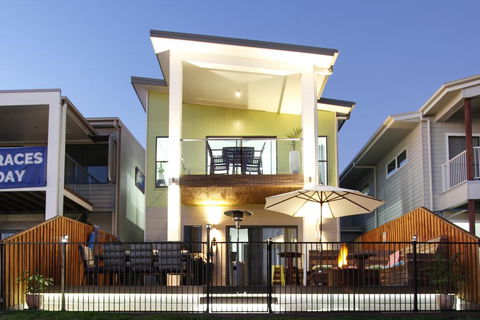 Lakeside Deck House - Mackay Tourism 3
