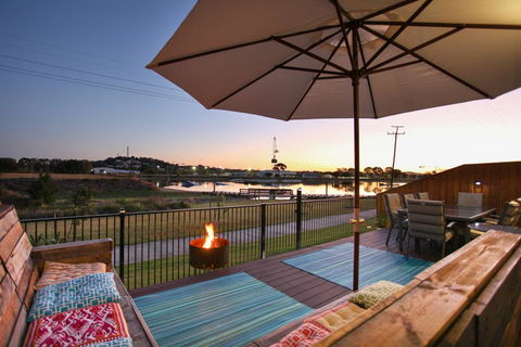 Lakeside Deck House - Mackay Tourism 0