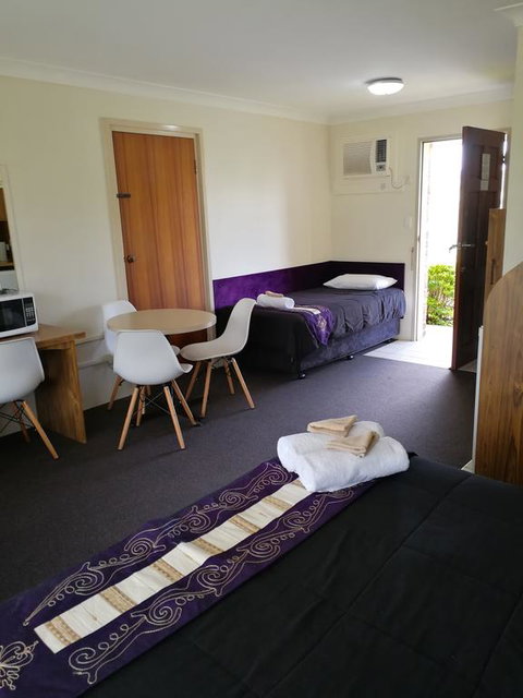Lakeside Lodge Motel - Mackay Tourism 3