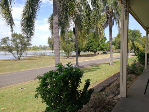 Lakeside Lodge Motel - Mackay Tourism 0