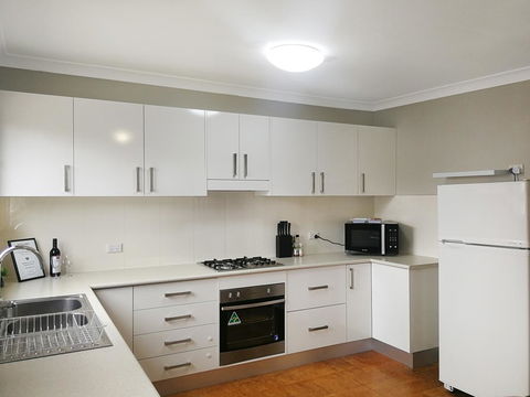 Large 5-Bedroom House With Wifi & Netflix Close To Taronga Western Plains Zoo - Mackay Tourism 0
