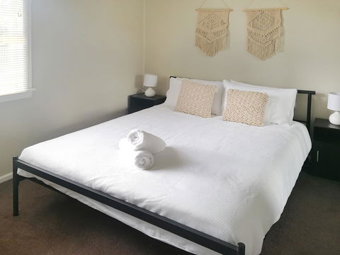 Large 5-Bedroom House With Wifi & Netflix Close To Taronga Western Plains Zoo - Mackay Tourism 3