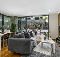 Large unit amid inner-city greenery close to CBD - Mackay Tourism