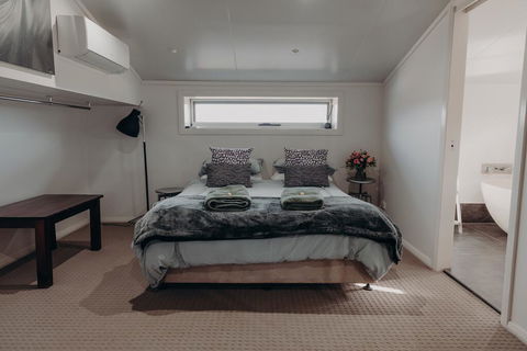 Lazy River Estate Boat House Villa - Mackay Tourism 1