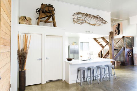 Lazy River Estate Boat House Villa - Mackay Tourism 2