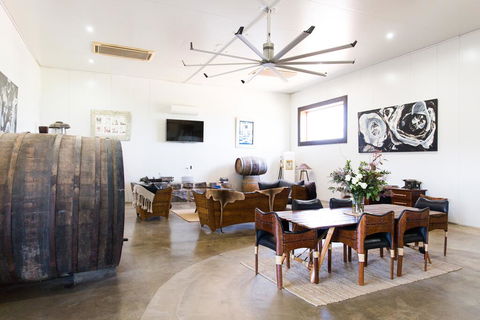 Lazy River Estate Boat House Villa - Mackay Tourism 0