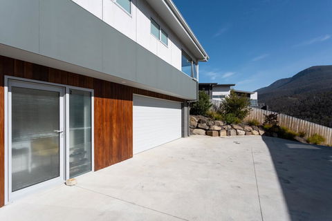 Lenah Valley Guesthouse - Mackay Tourism 2