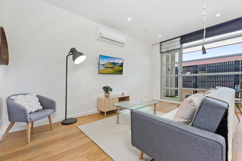 Light-Filled Beachside Apartment In Trendy Area - Mackay Tourism 1
