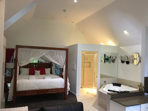 Linger A While Chalet - Mackay Tourism 2