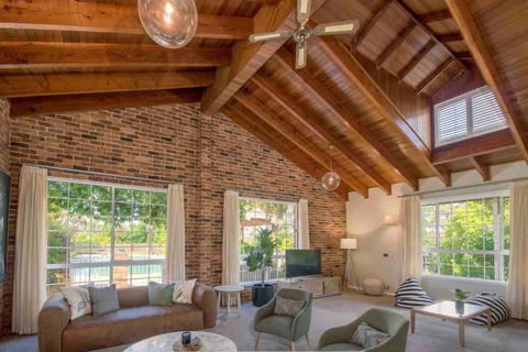 Luxurious Home On 5 Acres, Close To CBD - Sleeps 18 - Mackay Tourism 0
