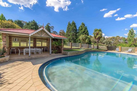 Luxurious Home On 5 Acres, Close To CBD - Sleeps 18 - Mackay Tourism 1