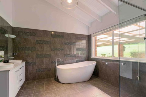 Luxurious Home On 5 Acres, Close To CBD - Sleeps 18 - Mackay Tourism 3