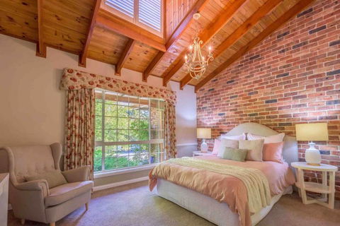 Luxurious Home On 5 Acres, Close To CBD - Sleeps 18 - Mackay Tourism 2