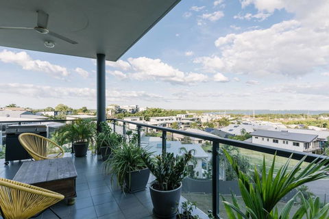 Luxury & Location - Sea Views With Modern Class ! - Mackay Tourism 3