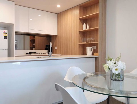 Luxury 1 Bedroom + 1 Study With 1 Parking - Mackay Tourism 2