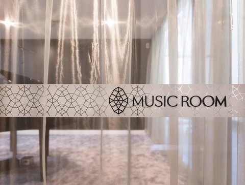 Luxury 1 Bedroom + 1 Study With 1 Parking - Mackay Tourism 3