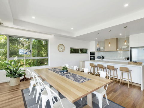 Luxury On Currumbin Beach - Mackay Tourism 1
