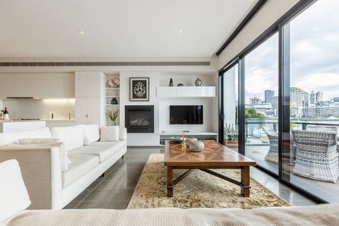 Luxury Waterfront 4BDR Townhouse With Amazing Views - Mackay Tourism 3