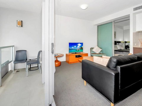 Luxury Waterfront Escape On The Harbour 315 - Mackay Tourism 3