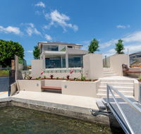 Luxury Waterfront Family Entertainer on Dolphin - Mackay Tourism
